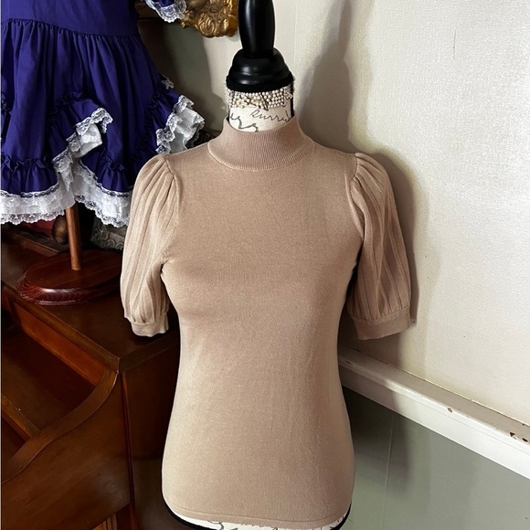 Tahari Short Sleeve Mock
Neck Gold Pullover
Sweater Size XS NWOT
58.00 - Picture 6 of 6